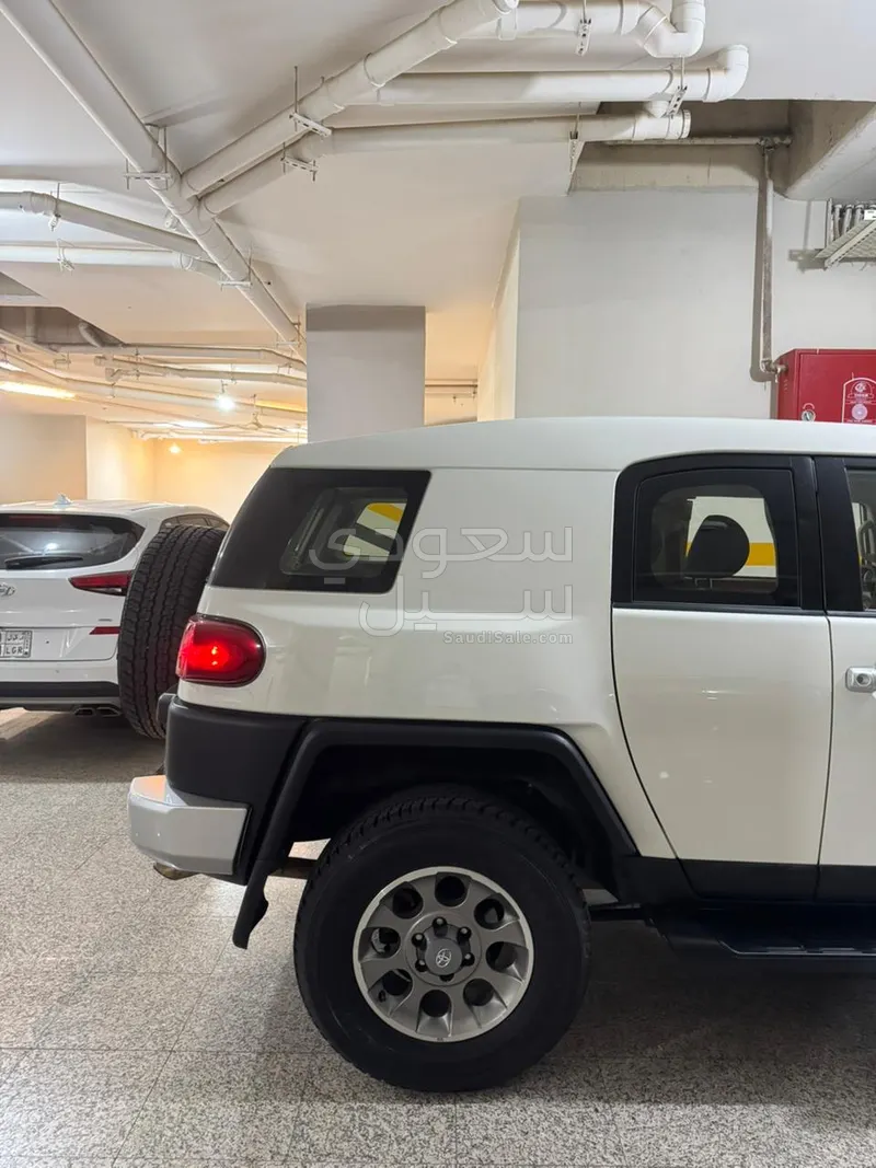 2012 تويوتا اف جي كروزر 1