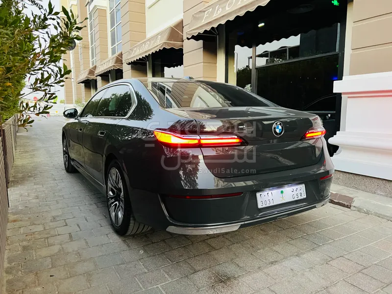 2023 بي ام دبليو الفئة السابعة 735 إل أي