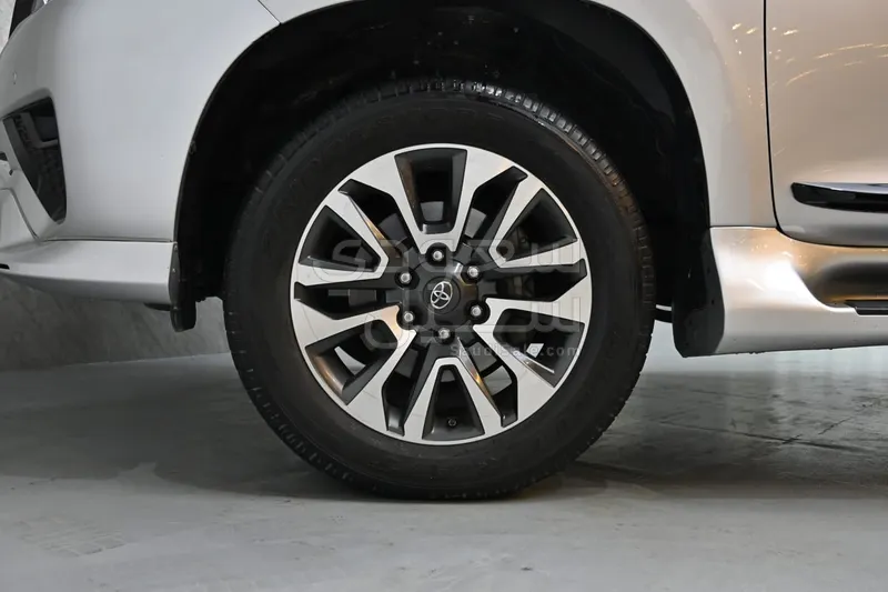 2023 تويوتا برادو جس اكس ار