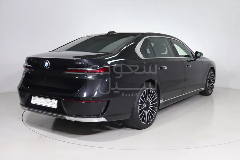 2026 بي ام دبليو الفئة السابعة 735أي