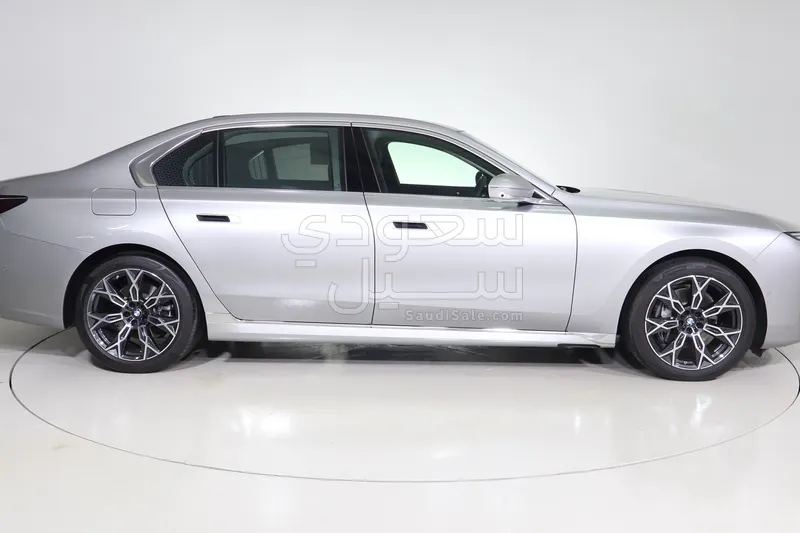 2026 بي ام دبليو الفئة السابعة 735أي