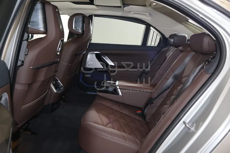 2026 بي ام دبليو الفئة السابعة 735أي