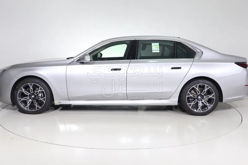 2026 بي ام دبليو الفئة السابعة 735أي