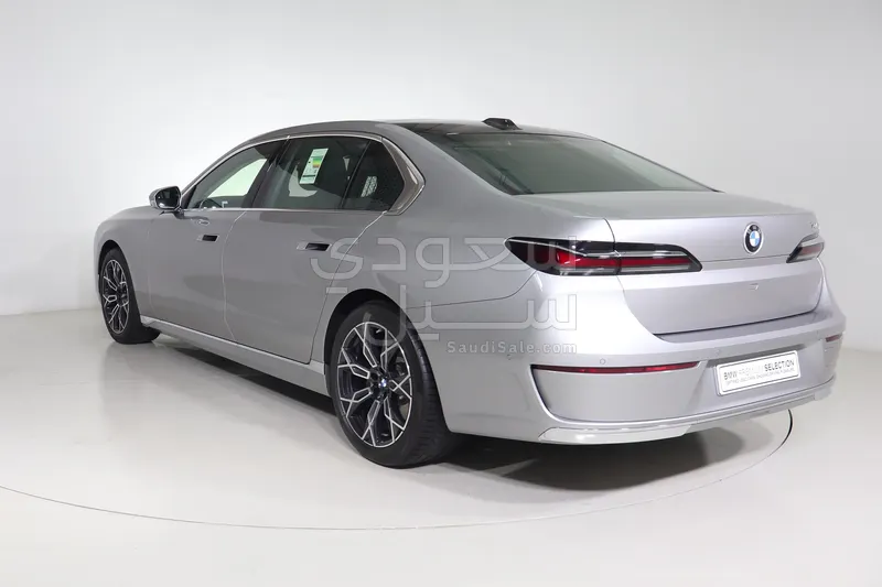 2026 بي ام دبليو الفئة السابعة 735أي