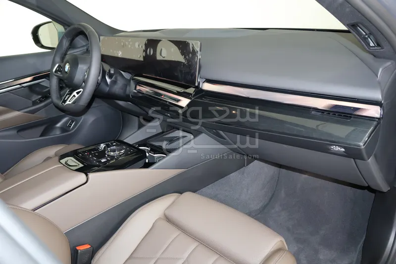 2026 بي ام دبليو الفئة الخامسة 520 أي إم كت