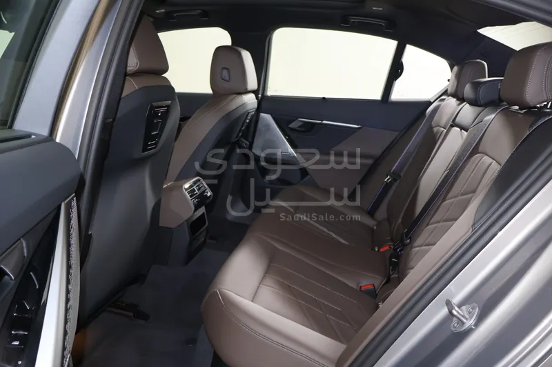 2026 بي ام دبليو الفئة الخامسة 520 أي إم كت