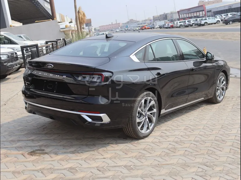 2025 فورد توروس تايتينيوم