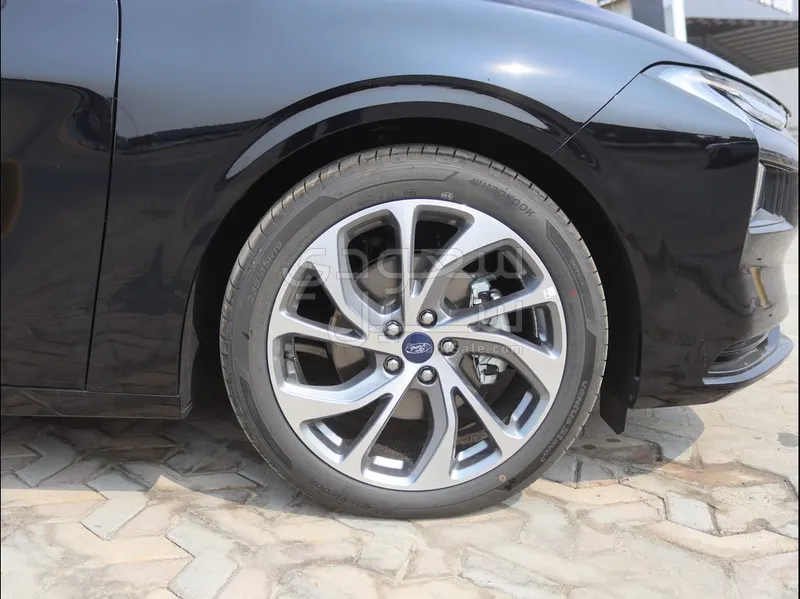 2025 فورد توروس تايتينيوم