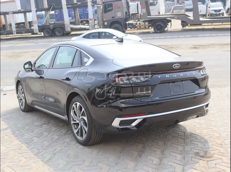 2025 فورد توروس تايتينيوم