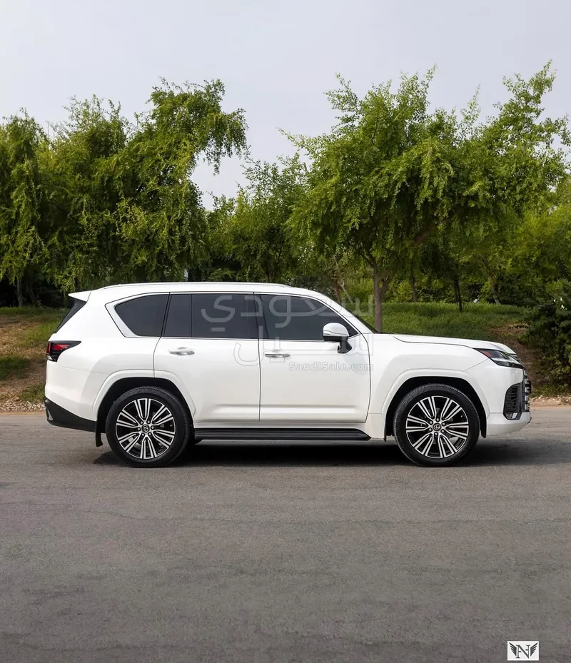 2023 لكزس إل إكس 600