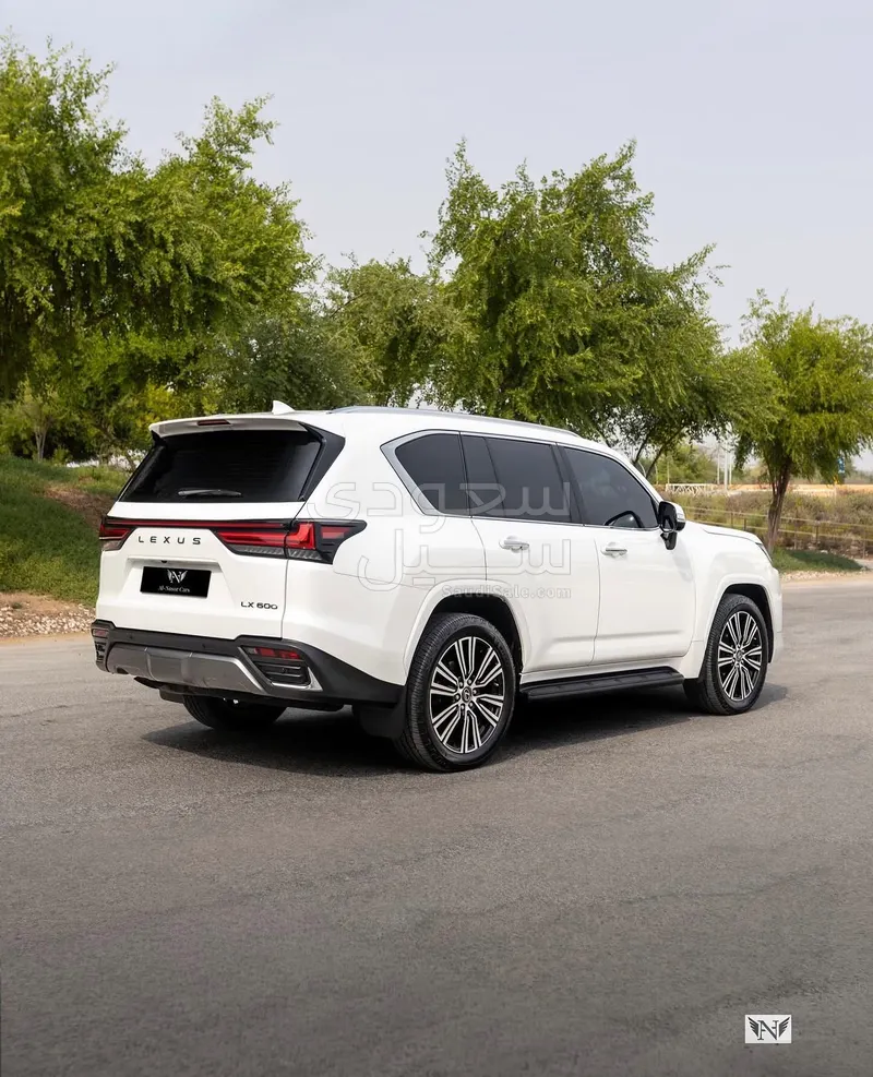 2023 لكزس إل إكس 600
