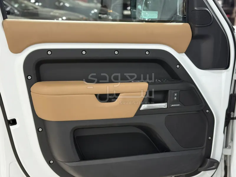 2025 لاند روفر ديفيندر 110