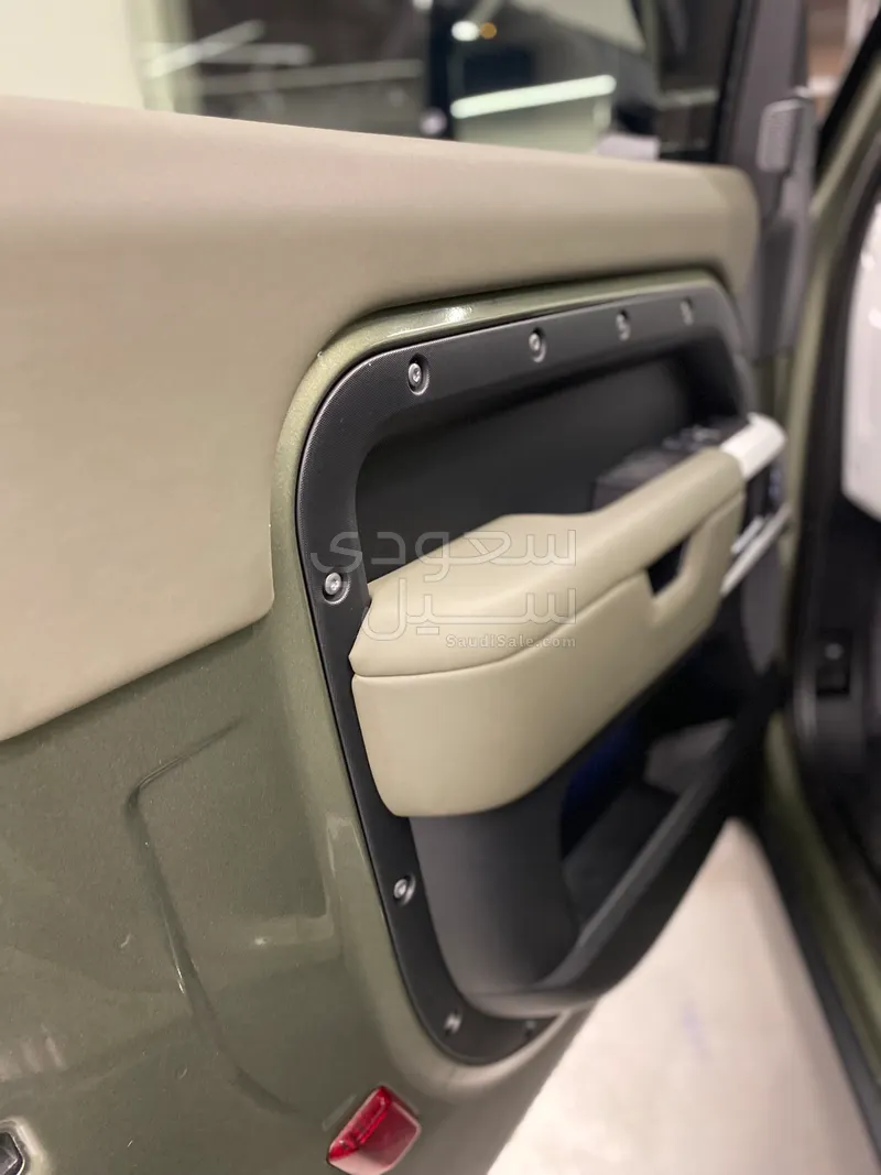 2024 لاند روفر ديفيندر 90