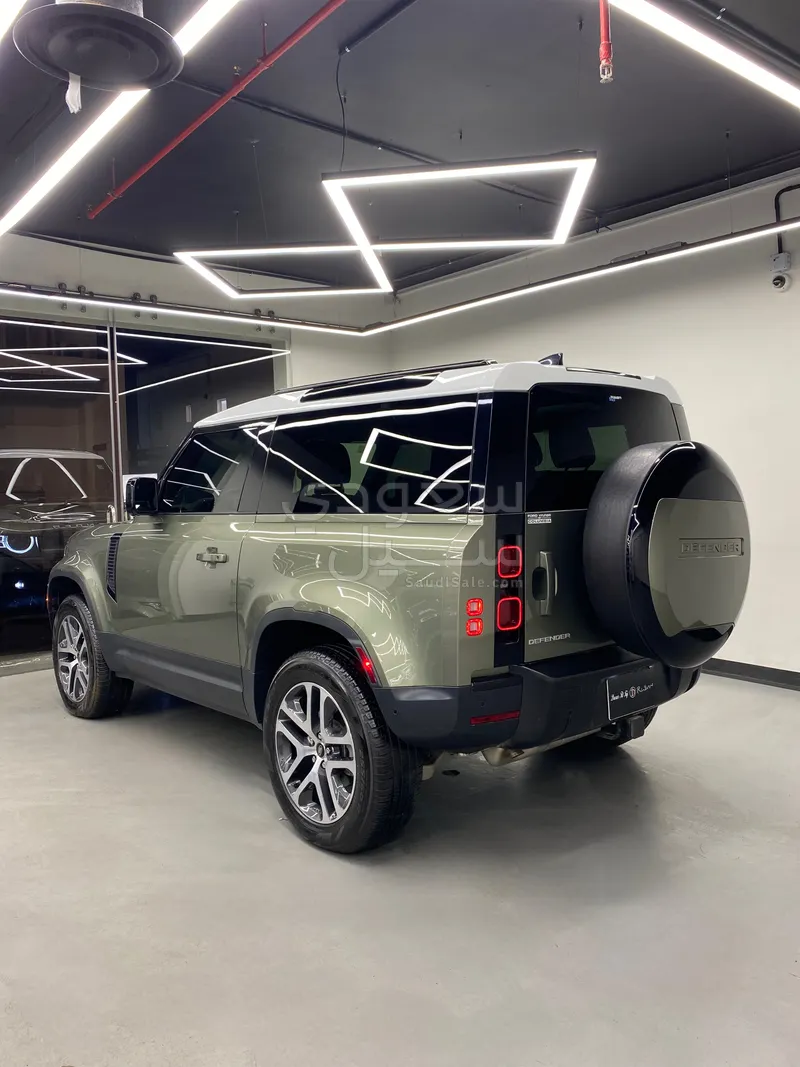 2024 لاند روفر ديفيندر 90