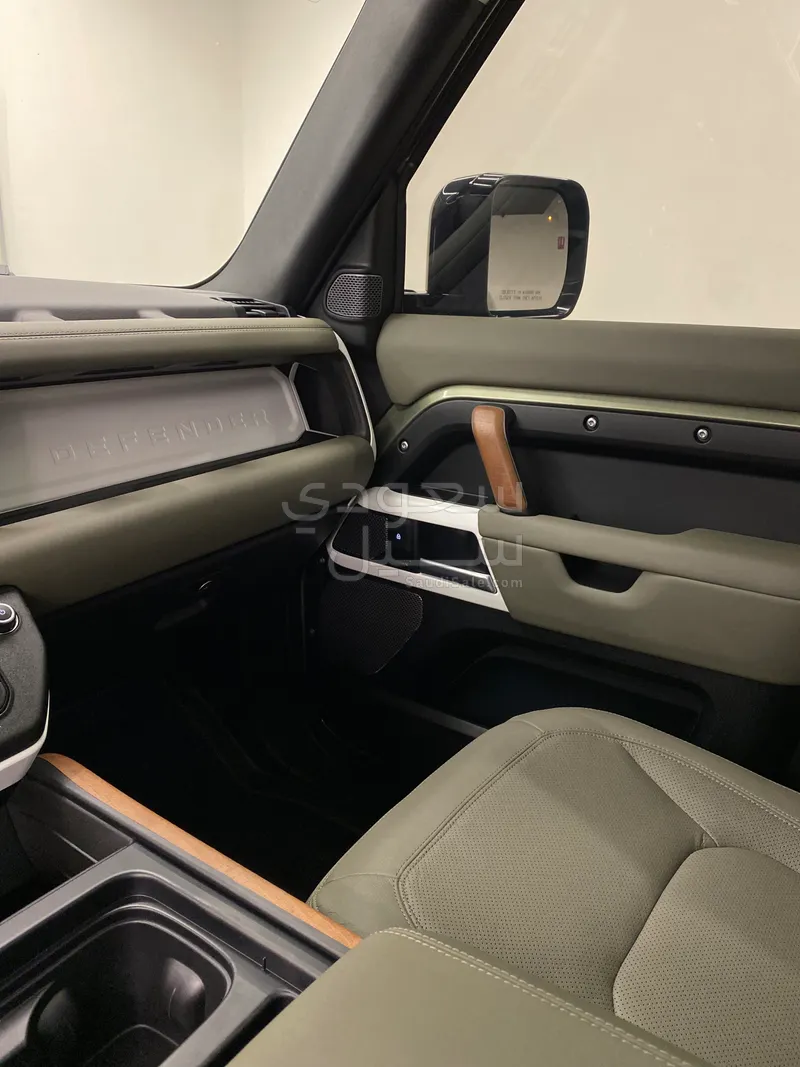 2024 لاند روفر ديفيندر 90