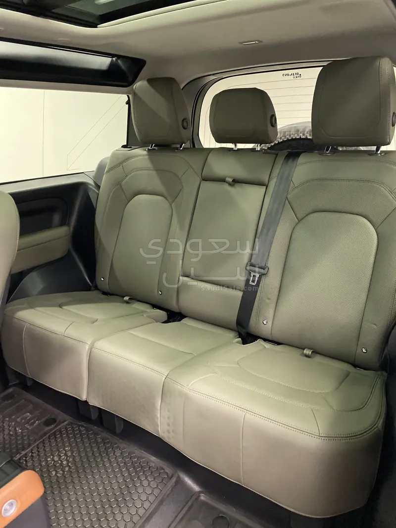 2024 لاند روفر ديفيندر 90
