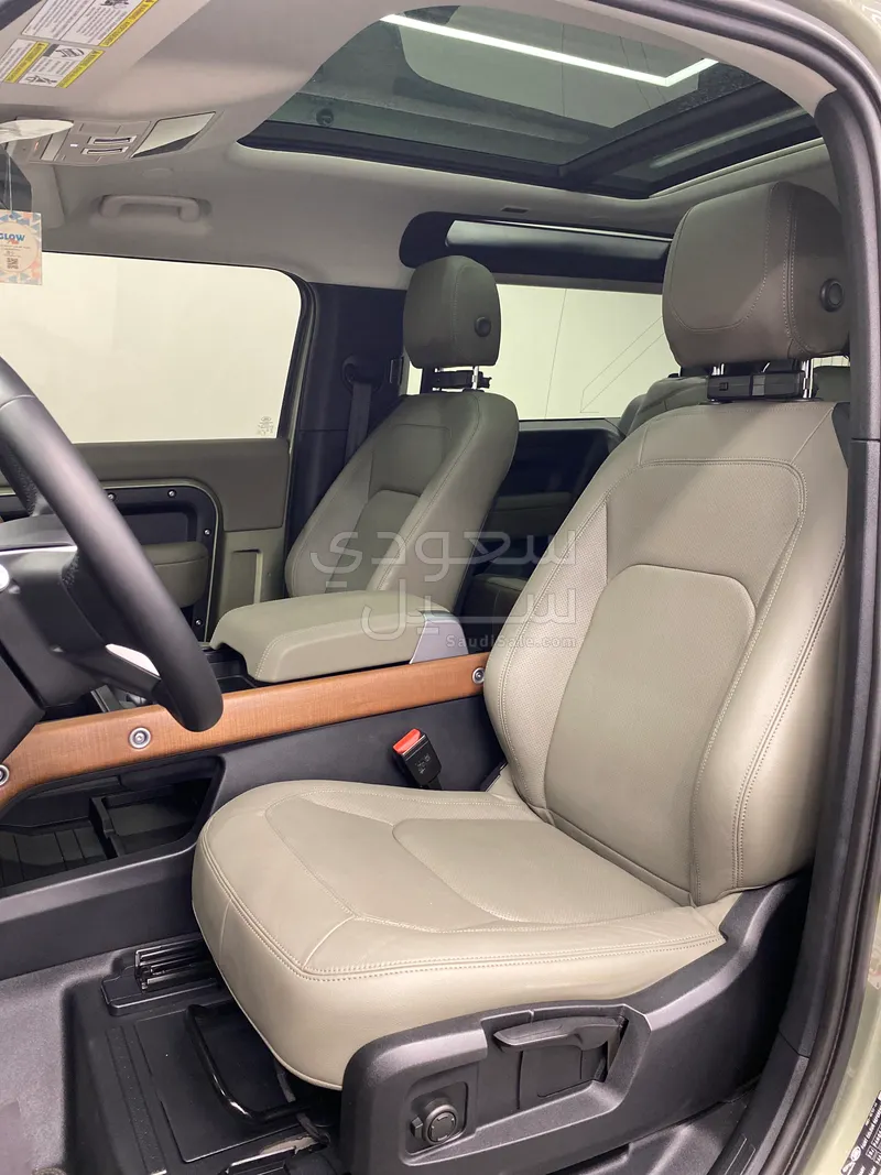 2024 لاند روفر ديفيندر 90