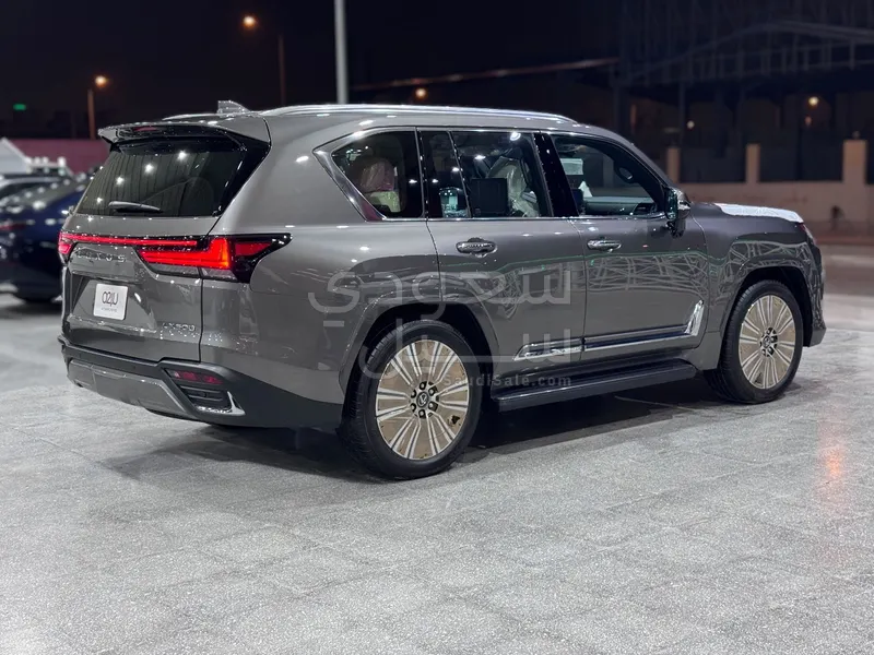 2025 لكزس إل إكس 600