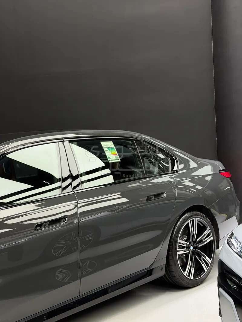 2026 بي ام دبليو الفئة السابعة 735أي