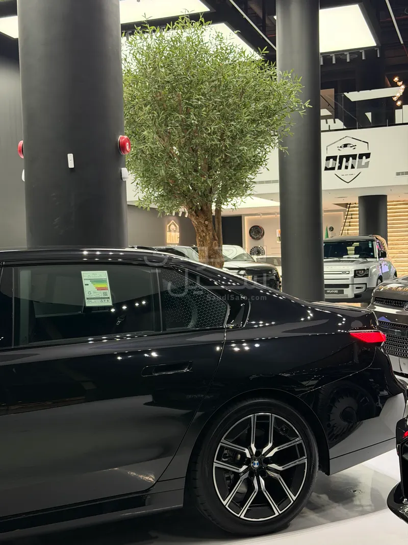 2025 بي ام دبليو الفئة السابعة 735أي