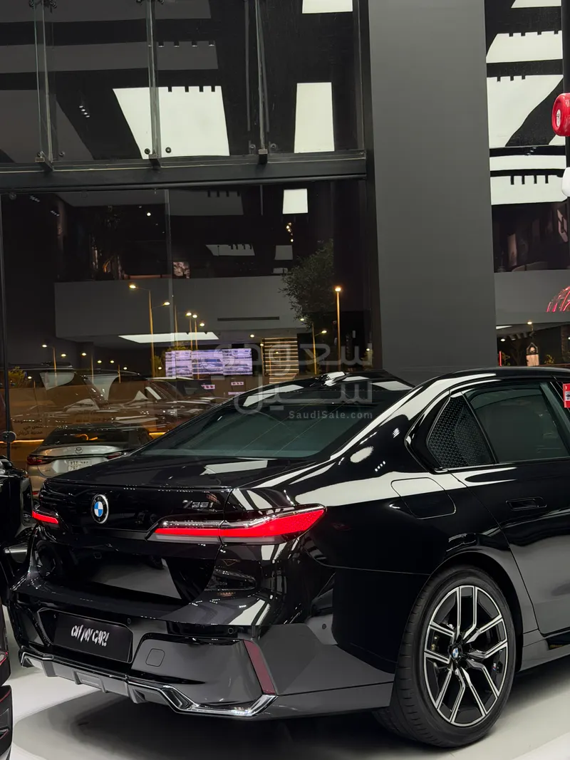 2025 بي ام دبليو الفئة السابعة 735أي