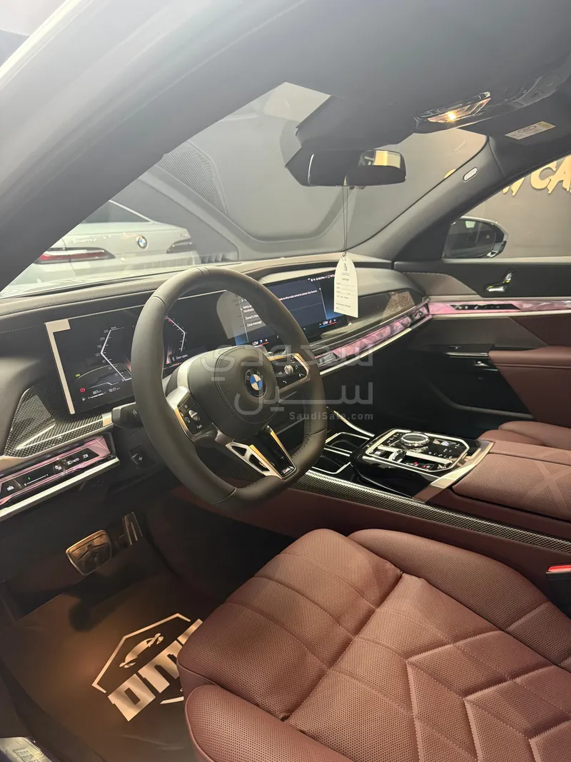 2025 بي ام دبليو الفئة السابعة 735أي