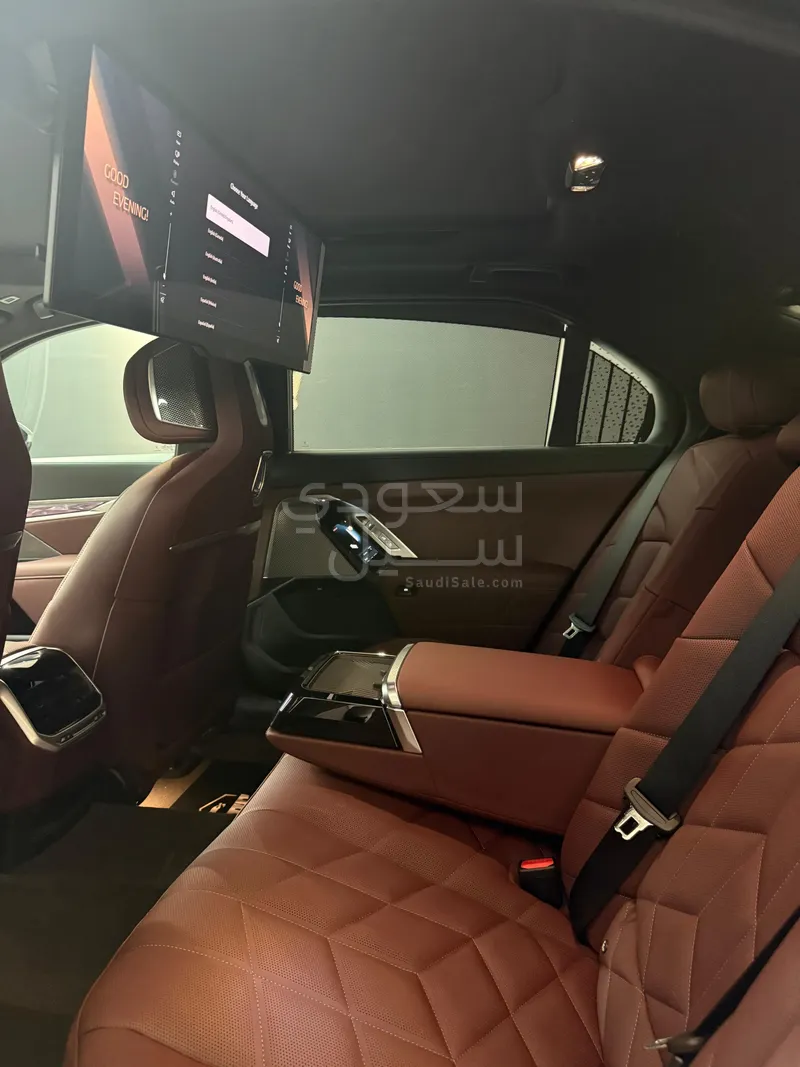 2025 بي ام دبليو الفئة السابعة 735أي