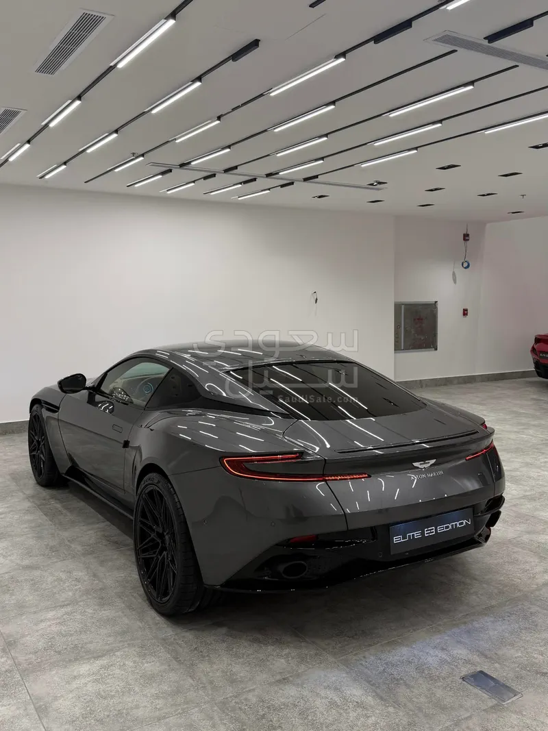 2020 استون مارتن دي بي 11