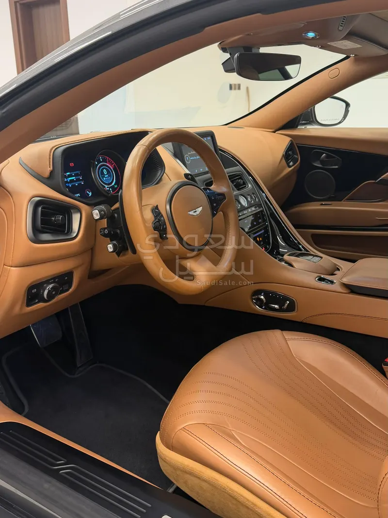 2020 استون مارتن دي بي 11