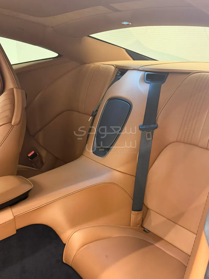 2020 استون مارتن دي بي 11