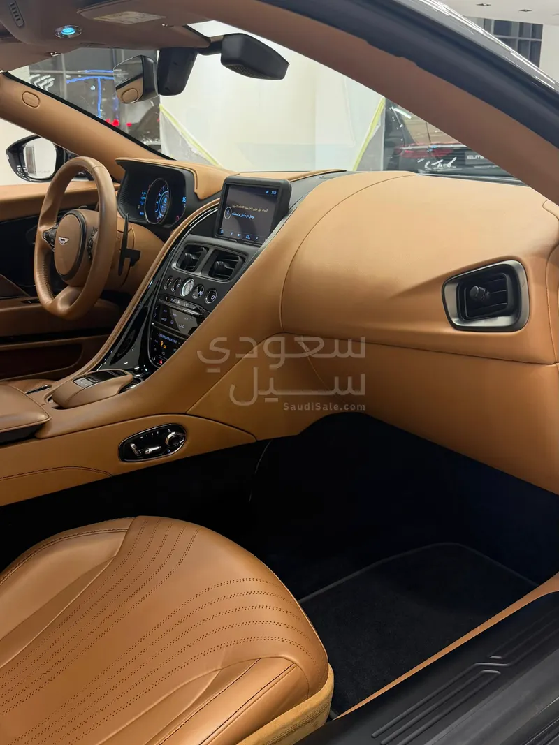 2020 استون مارتن دي بي 11