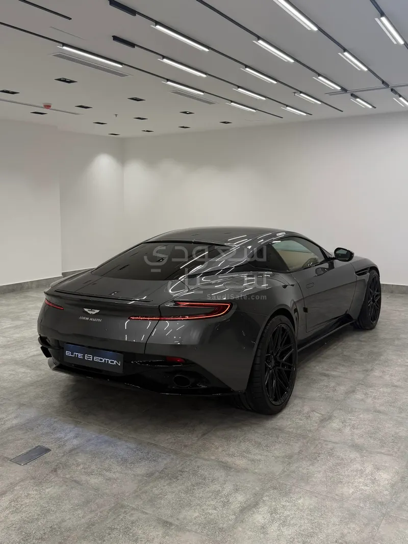 2020 استون مارتن دي بي 11