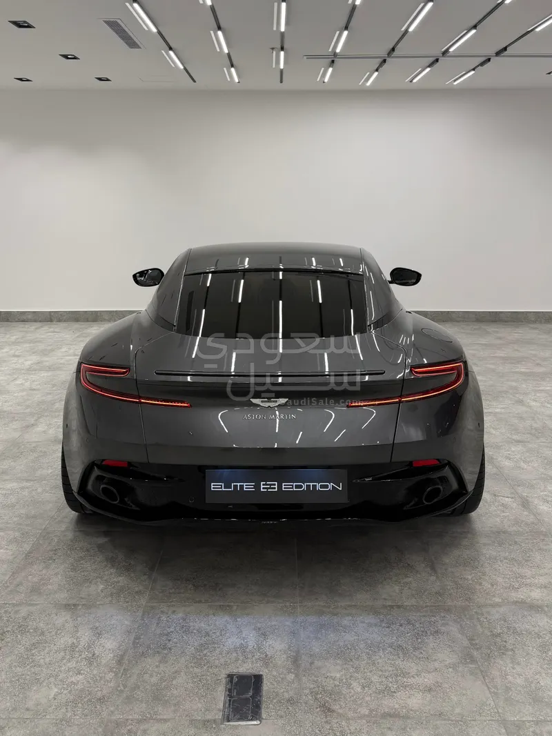 2020 استون مارتن دي بي 11