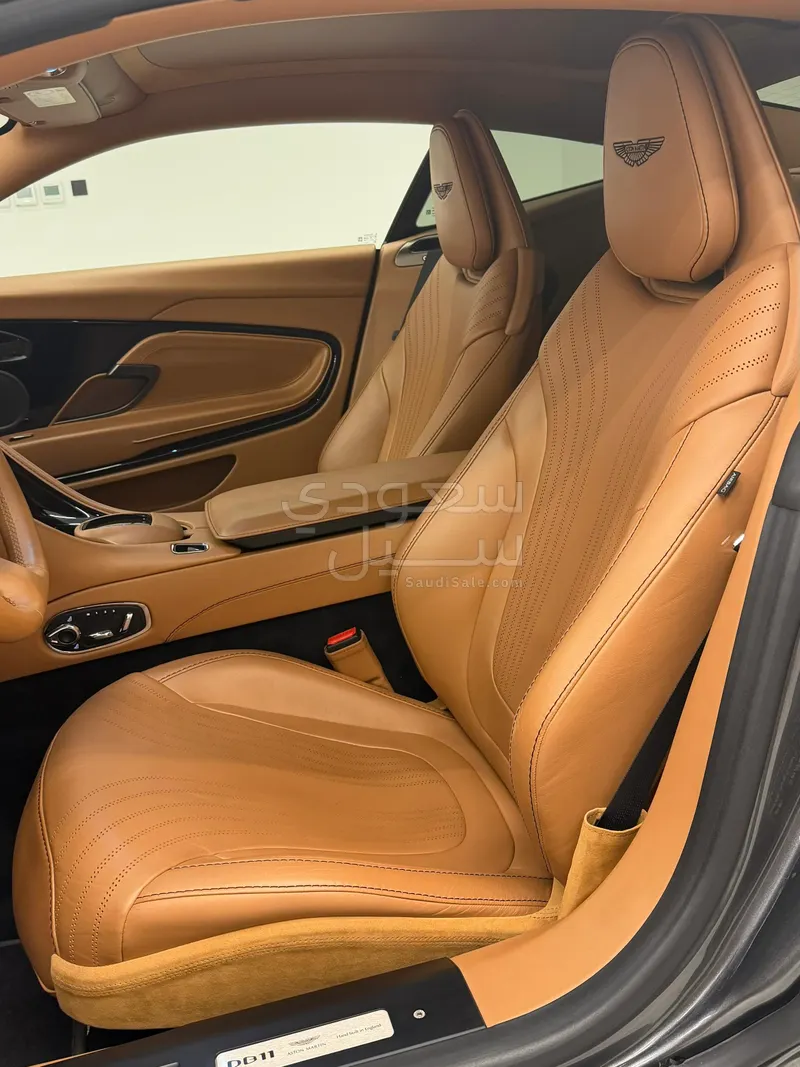 2020 استون مارتن دي بي 11