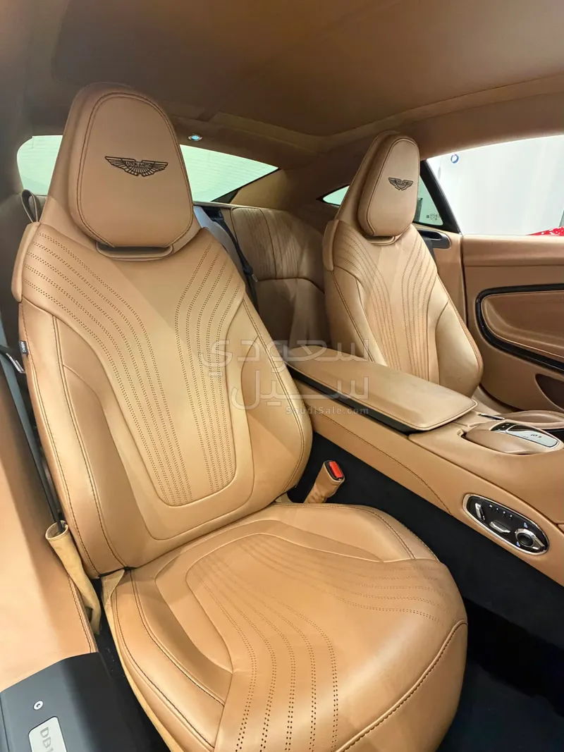 2020 استون مارتن دي بي 11