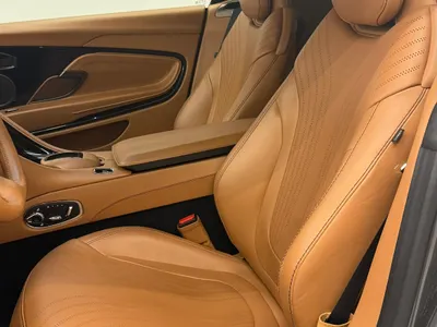 2020 استون مارتن دي بي 11