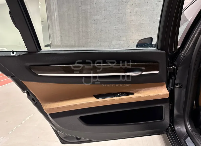 2015 بي ام دبليو الفئة السابعة 730 إل أي