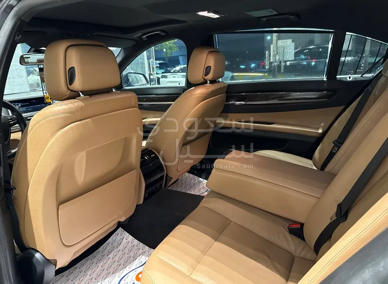 2015 بي ام دبليو الفئة السابعة 730 إل أي