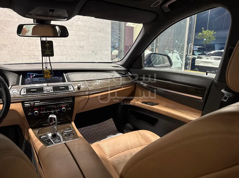 2015 بي ام دبليو الفئة السابعة 730 إل أي