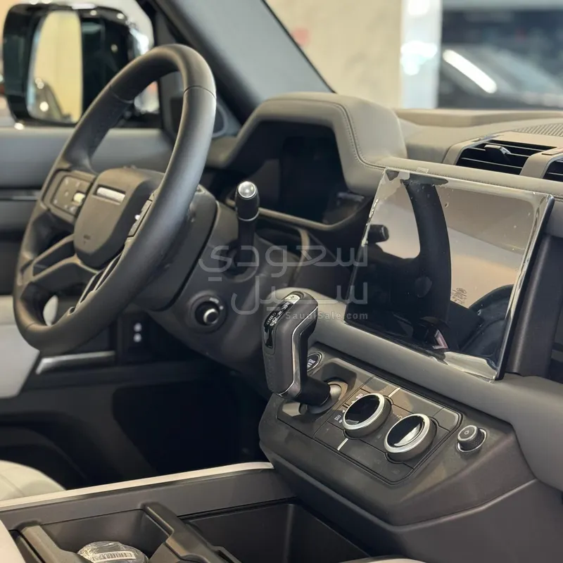 2025 لاند روفر ديفيندر اكس