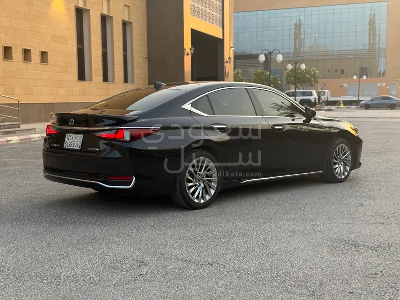 2022 لكزس إي إس 250