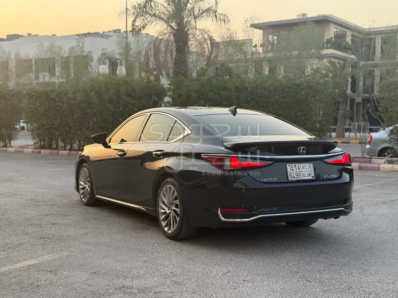 2022 لكزس إي إس 250