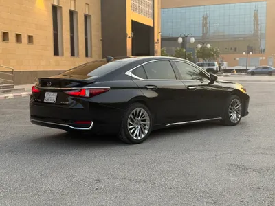 2022 لكزس إي إس 250