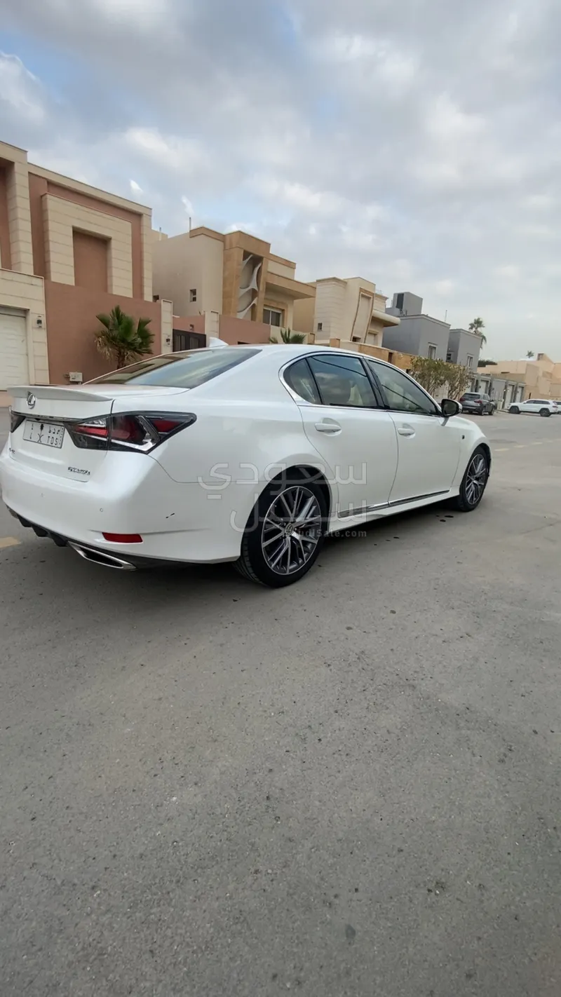 2017 لكزس جي إس 350