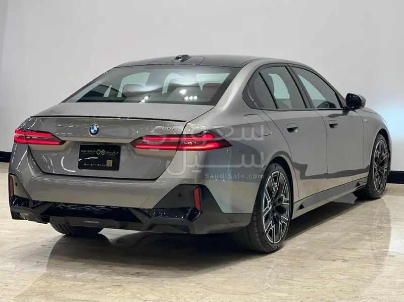 2024 بي ام دبليو الفئة الخامسة 520 أي إم كت