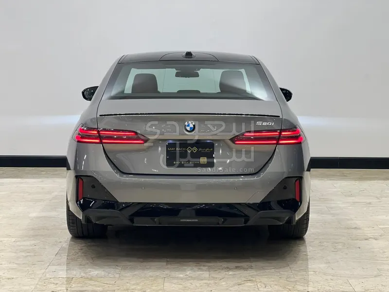 2024 بي ام دبليو الفئة الخامسة 520 أي إم كت