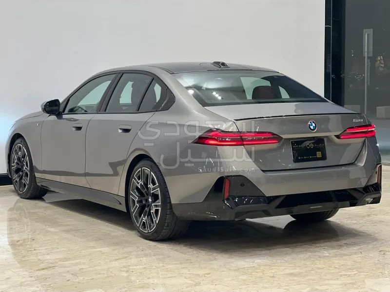 2024 بي ام دبليو الفئة الخامسة 520 أي إم كت