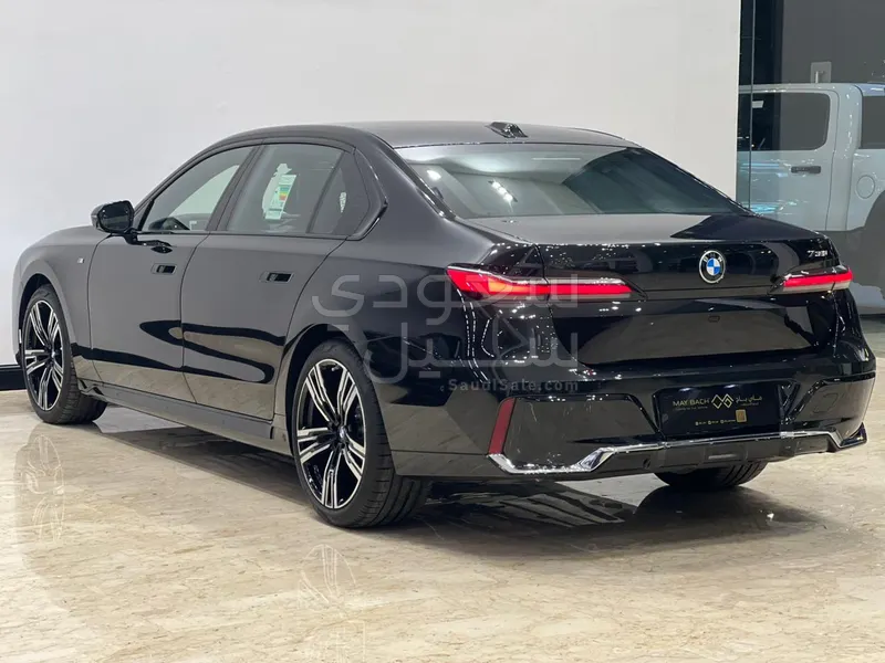 2026 بي ام دبليو الفئة السابعة 735أي