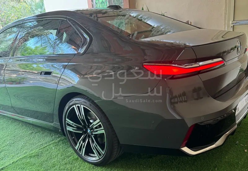 2024 بي ام دبليو الفئة السابعة 735أي