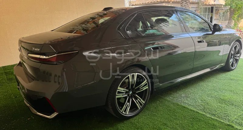 2024 بي ام دبليو الفئة السابعة 735أي